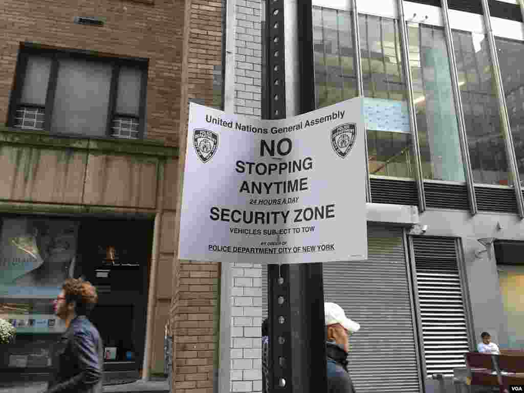 روی این کاغد که در بسیاری از خیابان های منهتن به چشم می خورد نوشته شده است که مجمع عمومی سازمان ملل متحد، منطقه امنیتی، توقف در هر زمان از ۲۴ ساعت ممنوع. خودروهای متخلف به دستور اداره پلیس شهر نیویورک با جرثقیل برده می شوند.