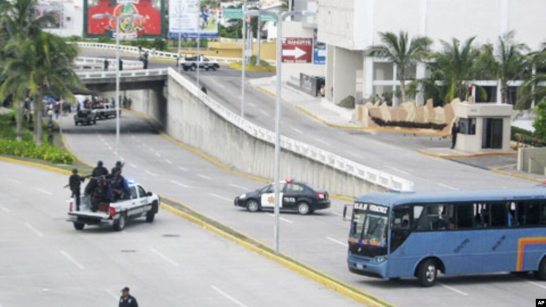 Police and a bus block a motorway at a crime scene in Boca del Rio, on the outskirts of Veracruz, September 20, 2011.