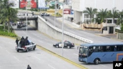 Police and a bus block a motorway at a crime scene in Boca del Rio, on the outskirts of Veracruz, September 20, 2011.