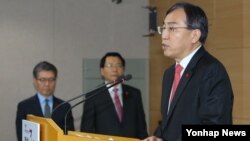 이석준 한국 국무조정실장이 지난 2일 서울 세종로 정부서울청사에서 한국 정부의 독자적 대북제재 조치에 대해 발표하고 있다.