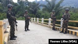  Personel Brimob dalam operasi Tinombala di Poso, Sulawesi Tengah, 4 Maret 2019. (Foto: VOA/Yoanes Litha)