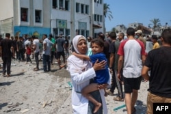 Warga Palestina memeriksa kerusakan setelah serangan Israel terhadap sekolah Khadija yang menampung warga terlantar di Deir al-Balah, di Jalur Gaza tengah pada 27 Juli 2024. (Foto: AFP)