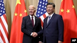 Tổng thống Mỹ Joe Biden bắt tay Chủ tịch Trung Quốc Tập Cận Bình trước cuộc gặp song phương, ngày 16 tháng 11 năm 2024, tại Lima, Peru.