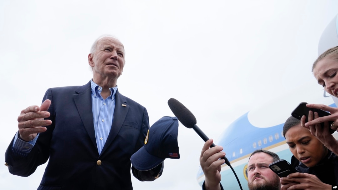 El presidente Joe Biden habla con los reporteros antes de abordar el avión presidencial en la Base Aérea Andrews, en Maryland, el 2 de octubre de 2024. 