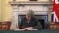 La primera ministra británica, Theresa May, firma la carta oficial al presidente del Consejo Europeo, Donald Tusk, el 28 de marzo de 2017, invocando el artículo 50 de la Unión Europea, el comienzo formal de la salida del bloque.
