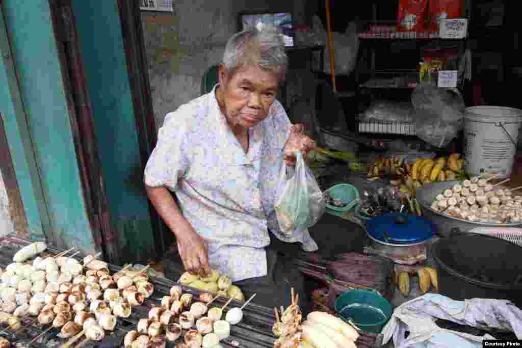 3014274 - Woman selling kluai ping (Toast banana with coconut syrup), Sonkhla, Thailand 