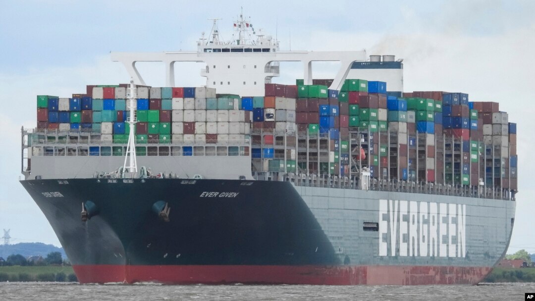 Kapal kontainer raksasa terjebak di Terusan Suez, Mesir, dan memblokir semua lalu lintas kapal, Rabu (24/3). 