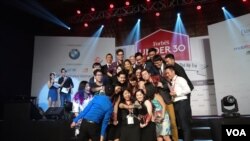 Taking a group selfie are 30 of the accomplished Vietnamese entrepreneurs under 30 years old highlighted by Forbes. (Lien Hoang for VOA News)