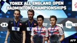 Ganda putra Indonesia Kevin Sanjaya Sukamuljo (dua dari kanan) dan Marcus Fernaldi Gideon (kanan) saat menerima piala setelah menjuarai nomor ganda putra, turnamen bulu tangkis All England, di Birmingham, Inggris, 18 Maret 2018.