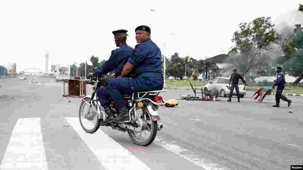 Des policiers déplacent des barricades à Kinshasa, le 19 septembre 2016.