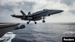 Un jet F/A-18E Super Hornet de la Marina despega del portaaviones USS Dwight D. Eisenhower en el mar Mediterráneo.