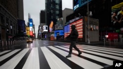 Prazan Times Square u New Yorku u ranim danima pandemije Covida, 23. marta 2020. (Foto: AP/Mark Lennihan)
