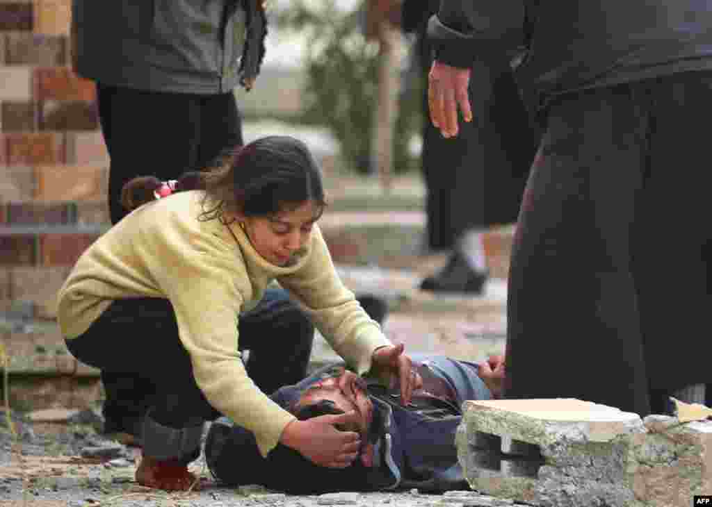 An Iraqi girl cries over her father&#39;s body, who was killed by a mortar shell fired by Islamic State (IS) group jihadists on civilians who were gathered to receive aid, in Al-Risala neighborhood in west Mosul, Iraq.