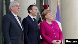 Presiden Perancis, Emmanuel Macron, Kanselir Jerman Angela Merkel dan Presiden Komisi Eropa, Jean-Claude Juncker menyambut Presiden China, Xi Jinping (tidak tampak dalam gambar) di Istana Elysee, Paris, Perancis, 26 Maret 2019 (foto: Reuters/Philippe Wojazer)