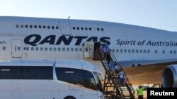 Warga Australia yang dievakuasi dari Wuhan, China tiba di pangkalan RAAF Learmonth di Australia Barat dengan naik pesawat Qantas Boeing 747-400 sewaan sebelum dikarantina di Pulau Christmas, 3 Februari 2020. (Foto: Departemen Pertahanan Australia/Reuters)
