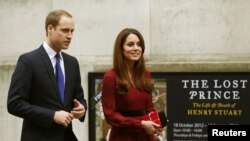 La pareja visitó el viernes pasado la National Portrait Gallery para la presentación del primer retrato oficial de la duquesa.
