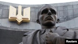 Памятник Степану Бандере во Львове, Украина (архивное фото)