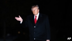Президент США Дональд Трамп біля Білого дому 10 жовтня 2026 року. Фото: AP/Nathan Howard