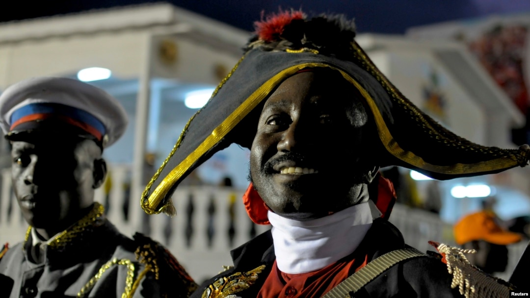 Warga Haiti mengenakan pakaian Jean-Jacques Dessalines, pemimpin revolusi Haiti pada acara karnaval di Les Cayes (foto: dok). Haiti merayakan 210 tahun kemerdekaan hari Rabu 1 Januari 2014. 
