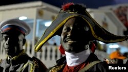 Warga Haiti mengenakan pakaian Jean-Jacques Dessalines, pemimpin revolusi Haiti pada acara karnaval di Les Cayes (foto: dok). Haiti merayakan 210 tahun kemerdekaan hari Rabu 1 Januari 2014. 