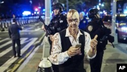 Foto de archivo, 31 de octubre de 2017, de un disfrazado entre policías fuertemente armados durante el desfile de Halloween en Nueva York.