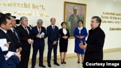 O'zbekiston Prezidenti Shavkat Mirziyoyev bir guruh ijodkorlar davrasida, Toshkent, O'zbekiston