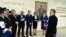 O'zbekiston Prezidenti Shavkat Mirziyoyev bir guruh ijodkorlar davrasida, Toshkent, O'zbekiston