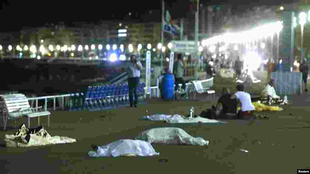 &laquo;امیلی بلانت&raquo; بازیگر بریتانیایی تبار در مراسم فرش قرمز. او امسال با فیلم &laquo;ماری پاپینز&raquo; به سینما بازگشته است. او در این کاراکتر، پرستاری است که به یک پدر و مادر برای تربیت کودکان شان کمک می کند و همه فن حریف است و اهل شعر است.