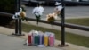 Flores y velas colocadas en el exterior de la escuela Abundant Life después de un tiroteo, en Madison, Wisconsin, el 17 de diciembre de 2024.