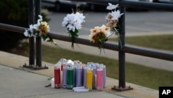 Flores y velas colocadas en el exterior de la escuela Abundant Life después de un tiroteo, en Madison, Wisconsin, el 17 de diciembre de 2024.