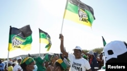 Des partisans de l'ancien président sud-africain Jacob Zuma, condamné à 15 mois de prison par la Cour constitutionnelle, chantent et dansent devant son domicile à Nkandla, Afrique du Sud, le 3 juillet 2021.