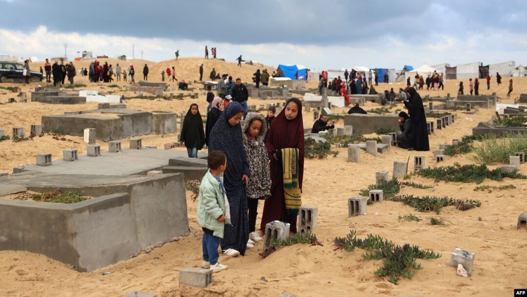 Warga Palestina mengunjungi makam anggota keluarga atau kerabat mereka pada hari raya Idul Fitri Rabu, 10 April 2024, di tengah konflik yang berlanjut antara Israel dan kelompok Hamas. 