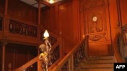 Posetioci ulaze na izložbu kao da se ukrcavaju na brod Titanik