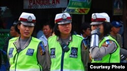 Tiga petugas polisi wanita berjaga-jaga dalam parade seni di Denpasar, Bali (foto: dok).