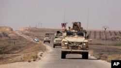 Американские и турецкие военные проводят совместное патрулирование близ города Тель-Абьяд в Сирии. 6 сентября 2019 г.