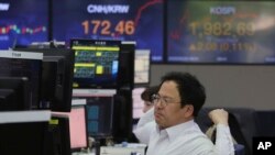 A currency trader watches monitors at the foreign exchange dealing room of the KEB Hana Bank headquarters in Seoul, South Korea, May 20, 2020.
