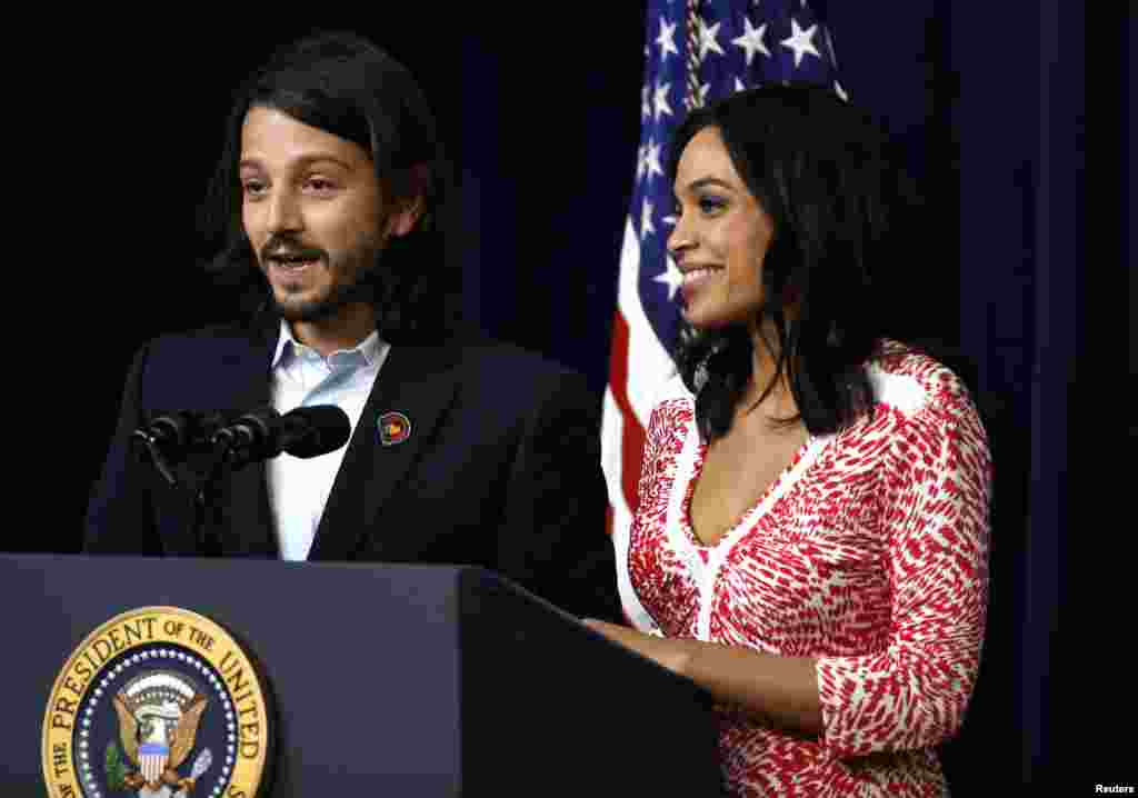 2014年3月19日，演员迭戈&middot;卢纳（Diego Luna）和罗萨里奥&middot;道森（Rosario Dawson，右）在华盛顿白宫举行的电影&ldquo;塞萨尔&middot;查韦斯&rdquo;（Cesar Chavez）放映会上。不久前罗萨里奥&middot;道森说，她是别人不当性行为的受害者。