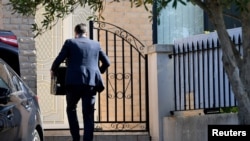 호주 연방수사관이 25일 샤오케 모슬만 상원의원의 시드니 집을 압수수색하고 있다.