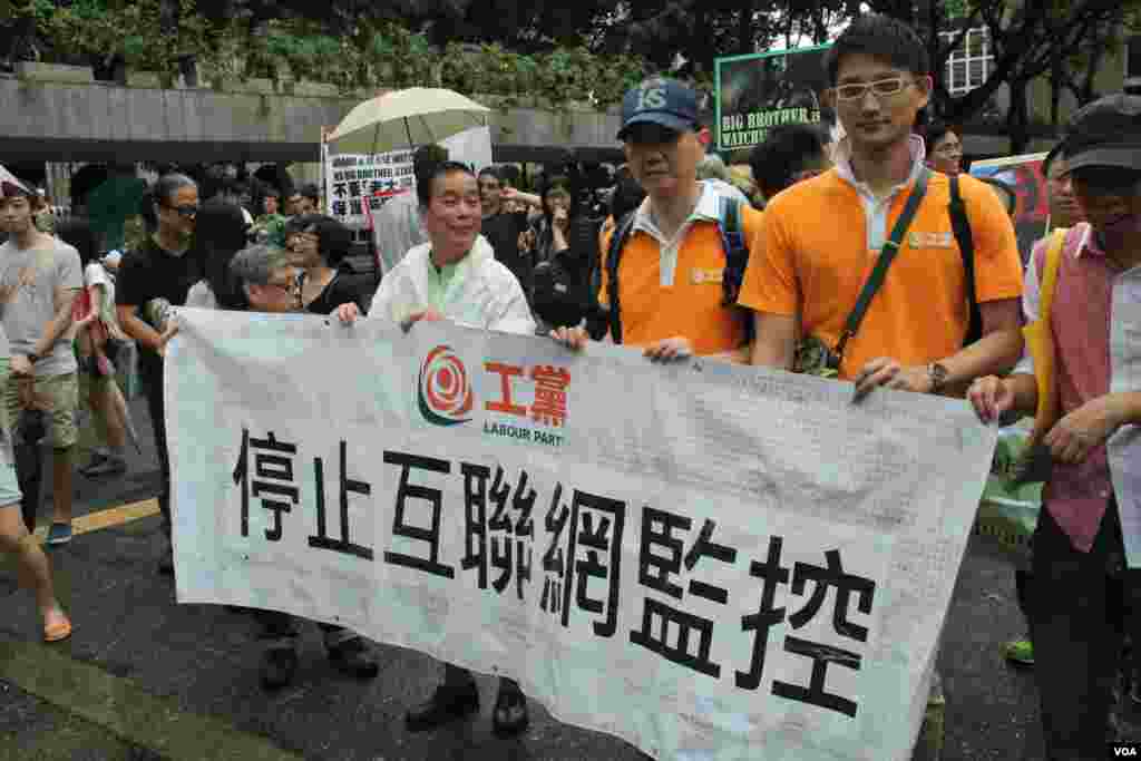 香港数百人在遮打花园和美国驻香港总领事馆前声援斯诺登（美国之音海彦拍摄）