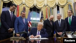 资料照片：特朗普总统在白宫签署一项关于人工智能的行政命令(2025年12月12日)