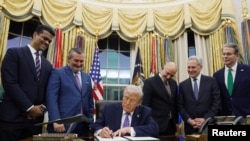 도널드 트럼프 미국 대통령이 2025년 12월 11일 미국 워싱턴 D.C. 백악관 집무실(오벌 오피스)에서 인공지능(AI) 관련 행정명령에 서명하고 있다. 스리람 크리슈난 백악관 AI 수석 정책 고문, 테드 크루즈 상원 상무위원장(공화·텍사스), 하워드 러트닉 상무장관, 데이비드 색스 대통령 과학기술자문위원회(PCAST) 의장, 스콧 베센트 재무장관이 함께하고 있다