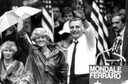El candidato presidencial demócrata Walter Mondale y su compañera de fórmula, Geraldine Ferraro, saludan al salir de un mitin vespertino en Portland, Oregon, el 5 de septiembre de 1984.
