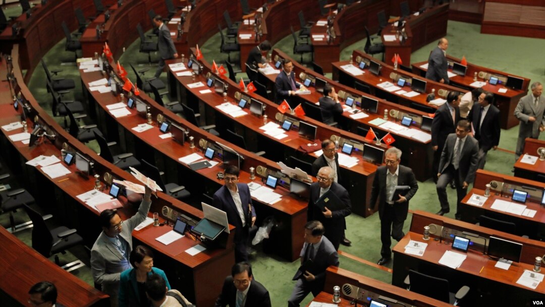 香港親中建制派議員集體離開立法會，開會法定人數不足之後流會。