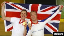 Vận động viên Chris Hoy (phải) hiện giữ kỷ lục của Anh với 6 huy chương vàng Olympic