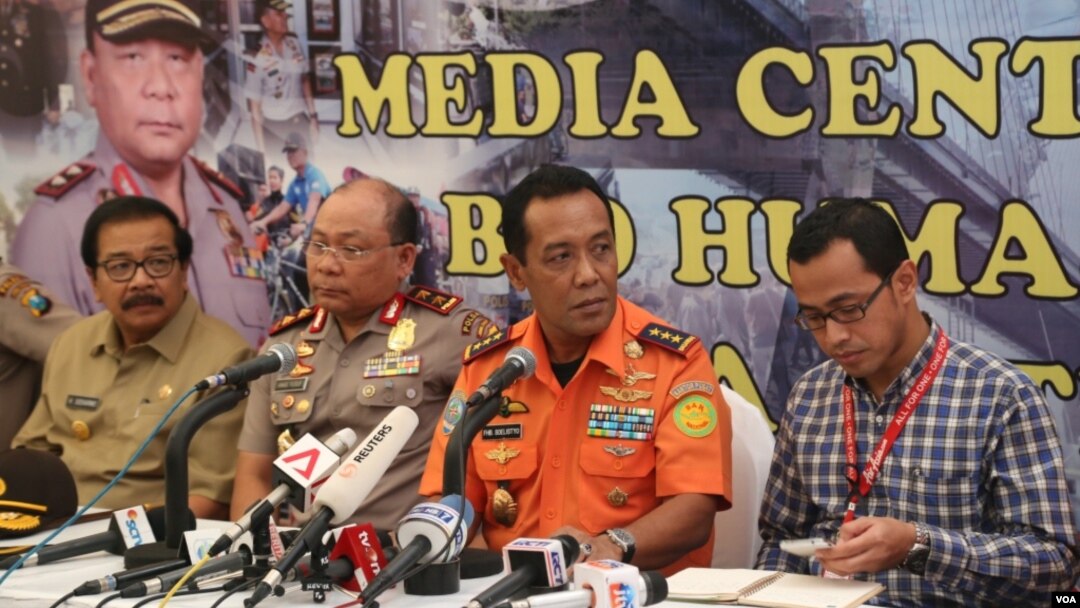 Kepala Basarnas Bambang Sulistyo (tengah) saat melakukan jumpa pers di Polda Jatim, Surabaya hari Selasa 13/1 (foto: VOA/Petrus).