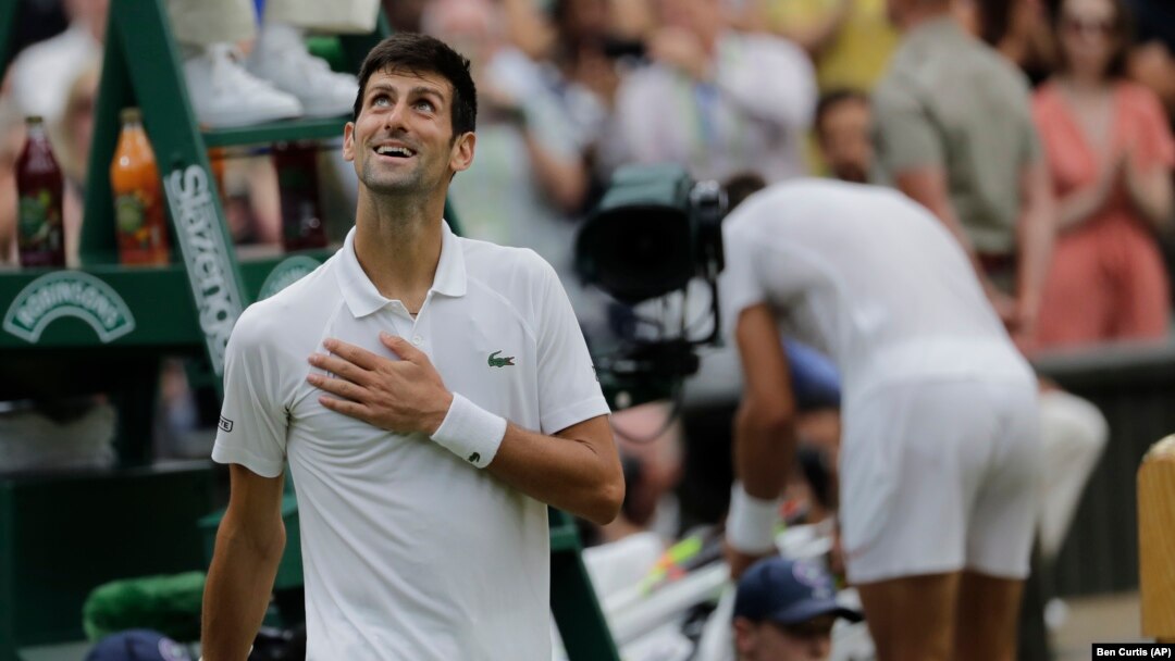 Novak Đoković nasmejan posle pobede u polufinalu Vimbldona nad Špancem Rafaelom Nadalom (Foto: AP/Ben Curtis)
