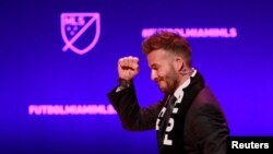 David Beckham mengenakan syal liga memberikan salam kepada para pengunjung saat mengumumkan tim Liga Sepak Bola Utama Miami di Miami, Florida 29 Juli 2018.