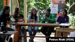 Empat perempuan aktivis lingkungan dalam dialog "Perempuan-perempuan Pejuang Lingkungan" di Petungsewu, Malang, Jawa Timur. (Foto: VOA/Petrus Riski).