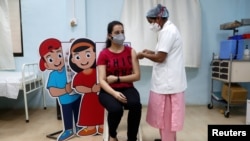 2021년 5월 1일 인도 뭄바이에서 코로나바이러스 백신을 맞고 있는 여성 (자료사진)