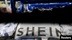 资料照片：中国广东省广州市番禺区，一家为Shein生产服装的工厂内展示成包的服装。(2026年7月27日)